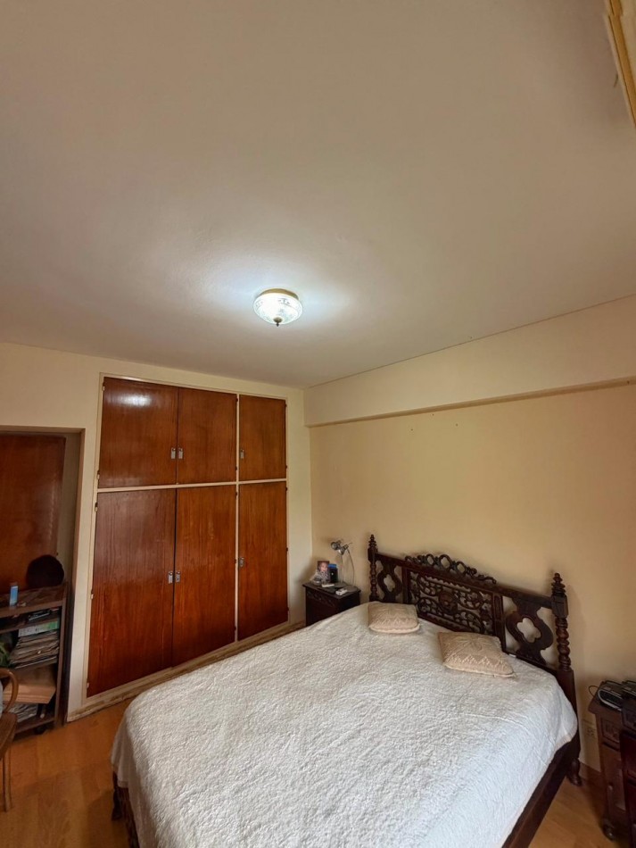 Departamento 3 ambientes al frente, 2 baños y terraza balcon.