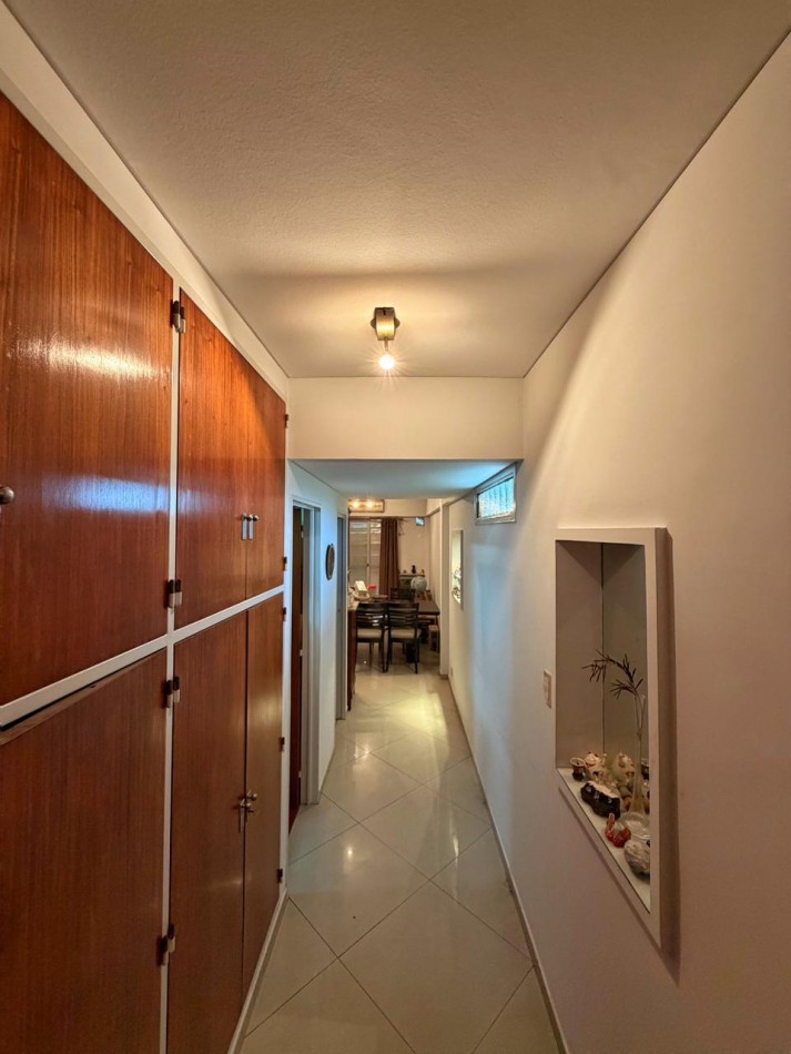 Departamento 3 ambientes al frente, 2 baños y terraza balcon.