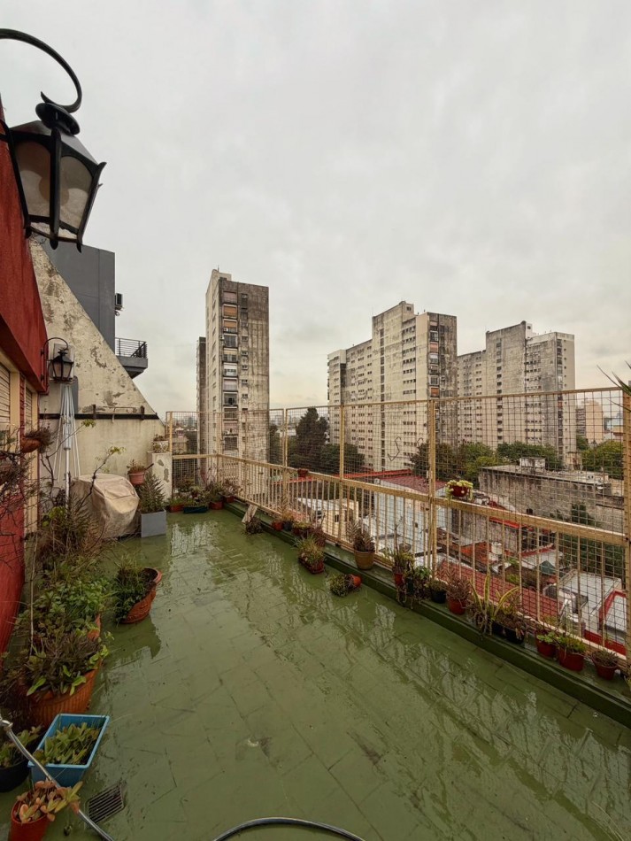 Departamento 3 ambientes al frente, 2 baños y terraza balcon.