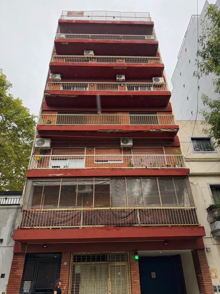 Departamento 3 ambientes al frente, 2 baños y terraza balcon.