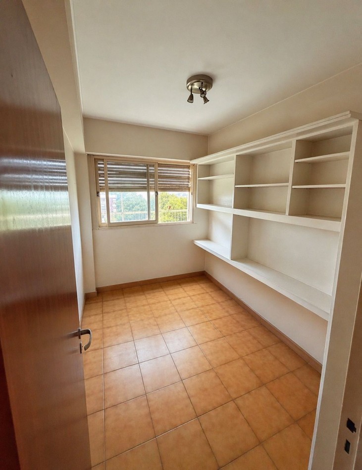 Departamento 3 ambientes al frente, 2 baños y terraza balcon.