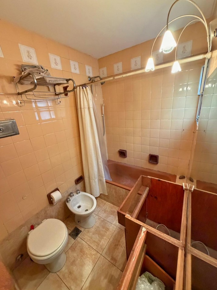 Departamento 3 ambientes al frente, 2 baños y terraza balcon.