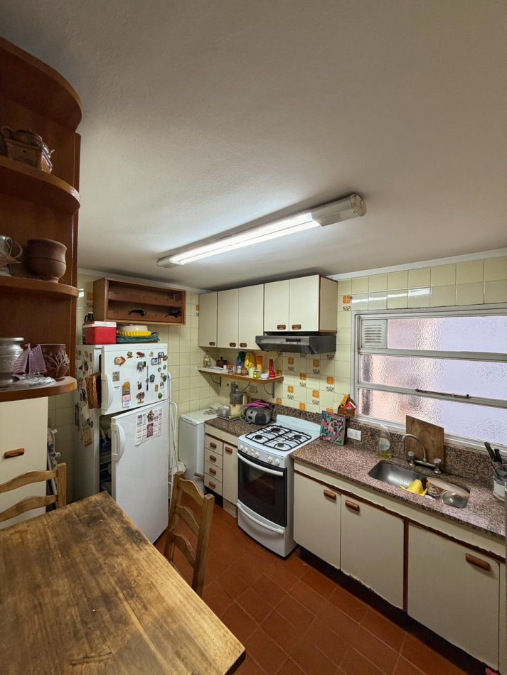 Departamento 3 ambientes al frente, 2 baños y terraza balcon.