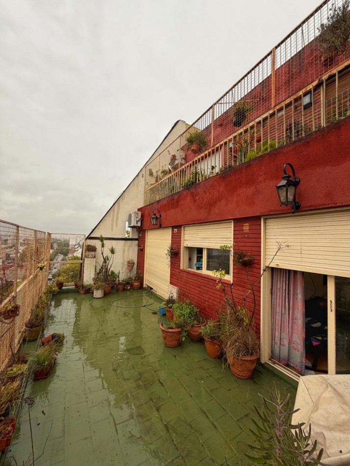Departamento 3 ambientes al frente, 2 baños y terraza balcon.