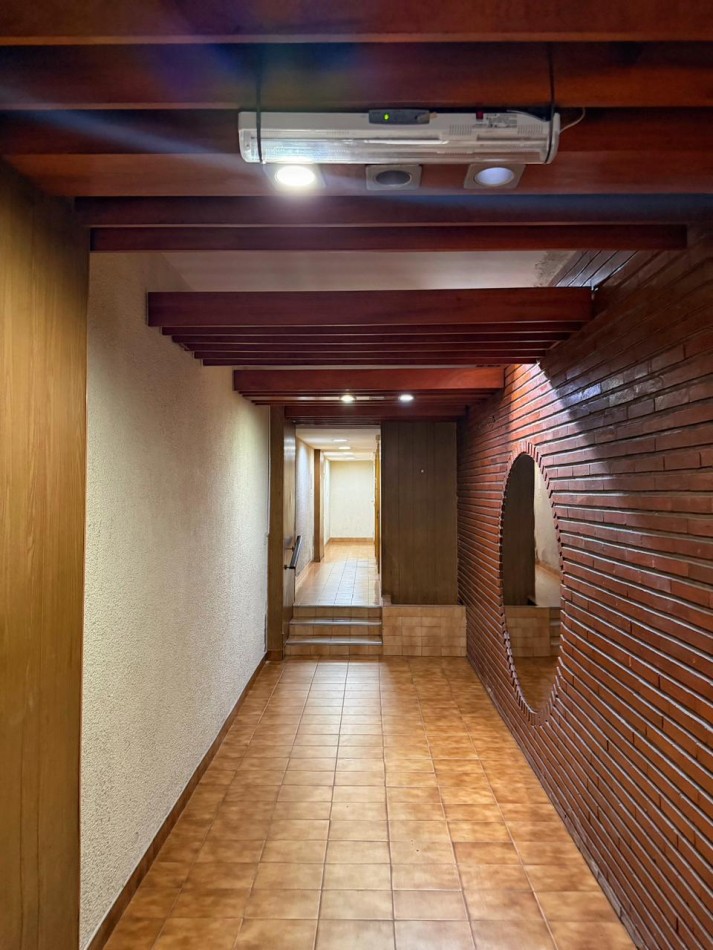 Departamento 3 ambientes al frente, 2 baños y terraza balcon.