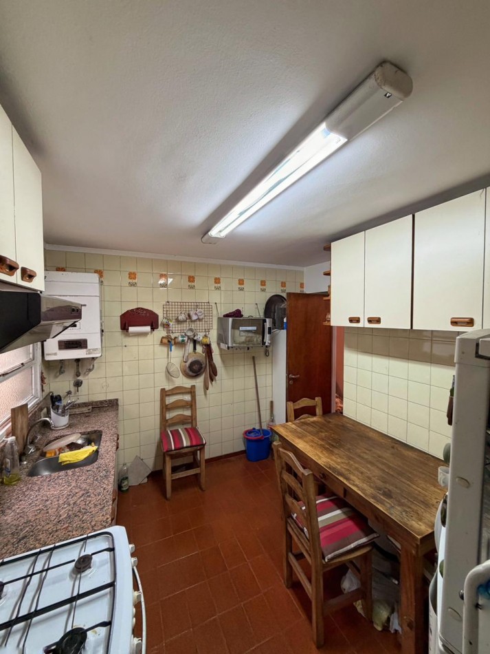 Departamento 3 ambientes al frente, 2 baños y terraza balcon.