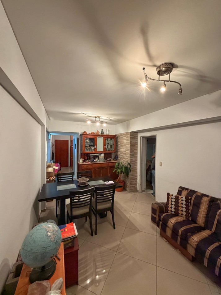 Departamento 3 ambientes al frente, 2 baños y terraza balcon.