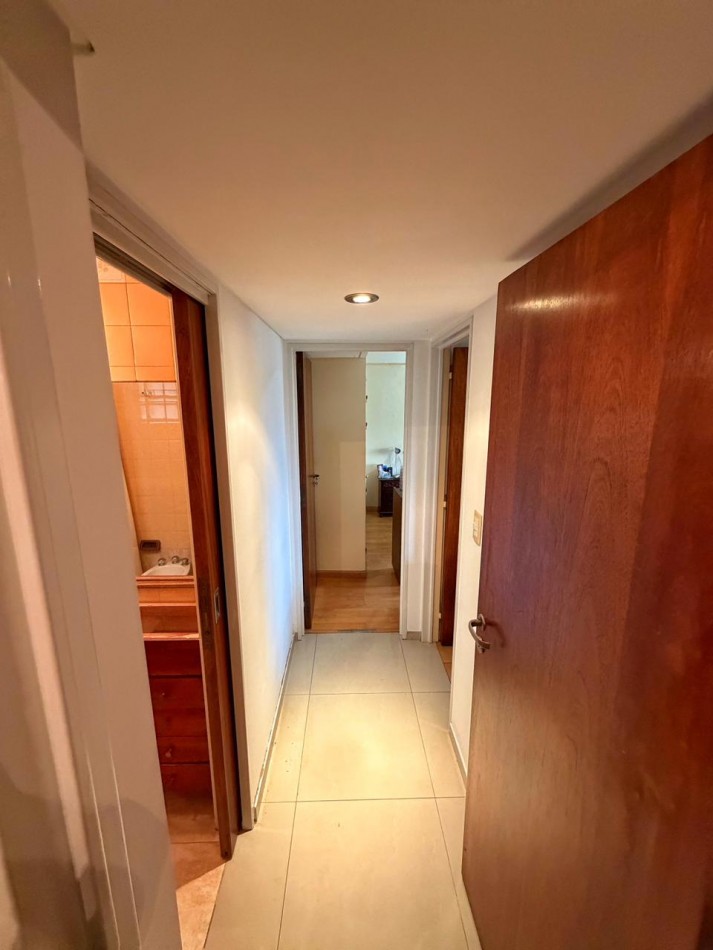 Departamento 3 ambientes al frente, 2 baños y terraza balcon.